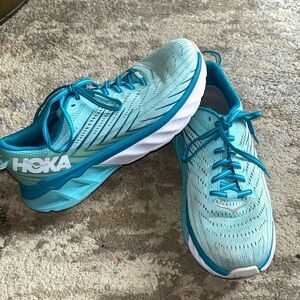 HOKA ARAHI 4
